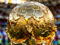 金色世界杯冠军奖杯特写，金属表面反射出温暖光泽